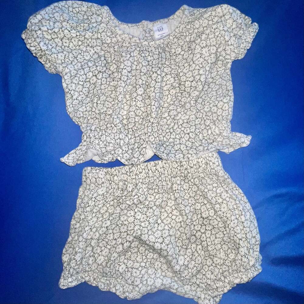 Sz 6-12 Months Baby Gap Floral Print Puff Sleeve Top and Bloomer Shorts Set